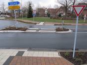 Bild 4: In Richtung Gütersloh: Radfahrer müssen warten, 4 Rampen überfahren ... Bild 4: In Richtung Gütersloh: Radfahrer müssen warten, 4 Rampen überfahren ...