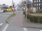 Bild 2: Der Gehweg mündet auf einen gemeinsamen Geh-/ Radweg. Bild 2: Der Gehweg mündet auf einen gemeinsamen Geh-/ Radweg.