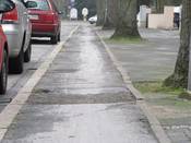 Bild 3: Sehr schlechte Oberfläche und unter 1,00 m schmal Bild 3: Sehr schlechte Oberfläche und unter 1,00 m schmal