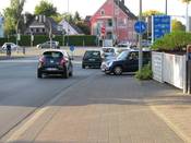 Bild 1: In Fahrtrichtung stadtauswärts müssen Radfahrer an einer stark frequentierten und unübersichtlichen Tankstellenausfahrt nun auf den Radweg wechseln. Bild 1: In Fahrtrichtung stadtauswärts müssen Radfahrer an einer stark frequentierten und unübersichtlichen Tankstellenausfahrt nun auf den Radweg wechseln.