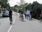 Bild 2: Der Geh-/ Radweg ist für die gemeinsame Führung von Fußgängern und Radfahrern zu schmal. Bild 2: Der Geh-/ Radweg ist für die gemeinsame Führung von Fußgängern und Radfahrern zu schmal.