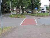 Bild 1: An der Einmündung der Bahnhofstraße beginnt ein benutzungspflichtiger Geh-/Radweg. Bild 1: An der Einmündung der Bahnhofstraße beginnt ein benutzungspflichtiger Geh-/Radweg.