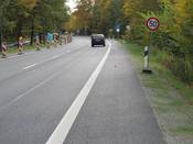 Bild 10: Die Fahrbahn wurde kürzlich erneuert. Die zulässige Höchstgeschwindigkeit war danach auf 50 km/h begrenzt. Ende Oktober wurde sie wieder auf 70 km/h heraufgesetzt. Bild 10: Die Fahrbahn wurde kürzlich erneuert. Die zulässige Höchstgeschwindigkeit war danach auf 50 km/h begrenzt. Ende Oktober wurde sie wieder auf 70 km/h heraufgesetzt.