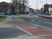 Bild 1: Radfahrer werden auf den in Gegenrichtung nicht freigegebenen linken Radweg geleitet ... Bild 1: Radfahrer werden auf den in Gegenrichtung nicht freigegebenen linken Radweg geleitet ...