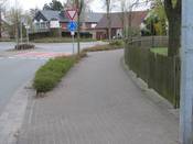 Bild 5: ... direkt vor dem Kreisverkehr beginnt eine nicht benutzungspflichtige Radverkehrsanlage Bild 5: ... direkt vor dem Kreisverkehr beginnt eine nicht benutzungspflichtige Radverkehrsanlage