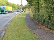 Bild 5: Im weiteren Verlauf ist der Geh-/ Radweg nur 1,50 m schmal ... Bild 5: Im weiteren Verlauf ist der Geh-/ Radweg nur 1,50 m schmal ...