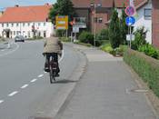 Bild 1: Am Ende des Schutzstreifens müssen Radfahrer den Gehweg benutzen Bild 1: Am Ende des Schutzstreifens müssen Radfahrer den Gehweg benutzen