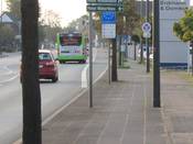 Bild 2: Bäume, Schilder- und Laternenmasten bilden einen wahren Hindernisparcours Bild 2: Bäume, Schilder- und Laternenmasten bilden einen wahren Hindernisparcours