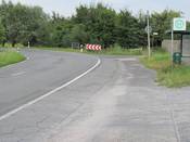 Bild 6: Hier endet der benutzungspflichtige Geh-/Radweg. Da im weiteren Verlauf auch für Radfahrende auf der Fahrbahn keine erheblich erhöhte Gefahrenlage besteht, sind keine Beschränkungen oder Verbote des fließenden Verkehrs angeordnet. Bild 6: Hier endet der benutzungspflichtige Geh-/Radweg. Da im weiteren Verlauf auch für Radfahrende auf der Fahrbahn keine erheblich erhöhte Gefahrenlage besteht, sind keine Beschränkungen oder Verbote des fließenden Verkehrs angeordnet.