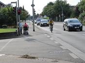Bild 4: Der Gehweg ist unzumutbar, daher benutzen einige Radfahrer regelwidrig aber problemlos die Fahrbahn. Bild 4: Der Gehweg ist unzumutbar, daher benutzen einige Radfahrer regelwidrig aber problemlos die Fahrbahn.