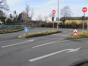 Bild 3: Radfahrende, die von der Fahrbahn aus nach rechts abbiegen wollen ... Bild 3: Radfahrende, die von der Fahrbahn aus nach rechts abbiegen wollen ...