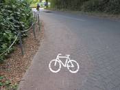 Bild 1: Die Markierung suggeriert, Radfahrer dürften den linken Radweg benutzen.
