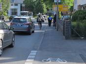 Bild 4: ... müssen Radfahrende anhalten oder auf die Fahrbahn wechseln. Bild 4: ... müssen Radfahrende anhalten oder auf die Fahrbahn wechseln.