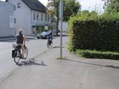 Bild 2: Einige Radfahrer umfahren die Gefahrenstelle regelwidrig auf der Fahrbahn. Bild 2: Einige Radfahrer umfahren die Gefahrenstelle regelwidrig auf der Fahrbahn.