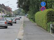 Bild 1: Der sehr unebene (Rad-) Gehweg muss von Radfahrern benutzt werden Bild 1: Der sehr unebene (Rad-) Gehweg muss von Radfahrern benutzt werden