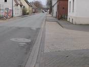 Bild 5: In Fahrtrichtung rechts darf der Gehweg nicht befahren werden Bild 5: In Fahrtrichtung rechts darf der Gehweg nicht befahren werden