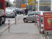 Bild 5: Ständig stehen wartende Kfz auf dem (Rad-) Gehweg Bild 5: Ständig stehen wartende Kfz auf dem (Rad-) Gehweg