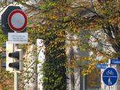 Bild 3: Die Fahrbahn ist für LKW- Anliegerverkehr zu Haus- Nr. 7 reserviert Bild 3: Die Fahrbahn ist für LKW- Anliegerverkehr zu Haus- Nr. 7 reserviert