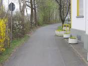 Bild 1: Der in beiden Richtungen mit Z 240 beschilderte Rad- Gehweg ...