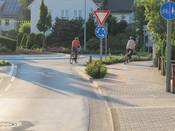 Bild 2: Der Radweg ist mit nur 90 cm viel zu schmal. Insbesondere innerorts ist das Radfahren auf der Kreisfahrbahn nicht besonders gefährlich.