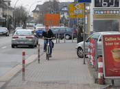 Bild 4: Radfahrer fahren hier regelmäßig verbotswidrig auf der falschen Seite Bild 4: Radfahrer fahren hier regelmäßig verbotswidrig auf der falschen Seite