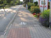 Bild 5: Die Seitenanlage wurde im Juni für den Radverkehr mittels eine Markierung zweifelsfrei freigeben Bild 5: Die Seitenanlage wurde im Juni für den Radverkehr mittels eine Markierung zweifelsfrei freigeben