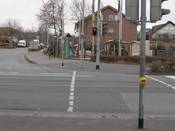 Bild 4: Vom Wachtelweg kommend werden Radfahrer ebenfalls mittels einer kombinierten Streuscheibe dazu angeleitet, regelwidrig auf den Gehwegen zu fahren. Bild 4: Vom Wachtelweg kommend werden Radfahrer ebenfalls mittels einer kombinierten Streuscheibe dazu angeleitet, regelwidrig auf den Gehwegen zu fahren.