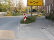 Bild 3: Aus Richtung Neuenkirchen kommend beginnt an der Langen Str. vor dem Kreisverkehr eine nicht benutzungspflichtige Radverkehrsanlage Bild 3: Aus Richtung Neuenkirchen kommend beginnt an der Langen Str. vor dem Kreisverkehr eine nicht benutzungspflichtige Radverkehrsanlage