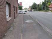 Bild 2: Die Ausfahrt einer Tankstelle ist unübersichtlich, regelmäßig stehen Kfz auf dem Geh-/Radweg Bild 2: Die Ausfahrt einer Tankstelle ist unübersichtlich, regelmäßig stehen Kfz auf dem Geh-/Radweg