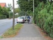 Bild 7: ... und leitet zum regelwidrigen Gehwegradeln an. Bild 7: ... und leitet zum regelwidrigen Gehwegradeln an.