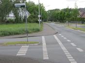 Bild 5: Im Frühjahr 2016 wurde das Zeichen 240 gegen ein allein stehendes Zusatzzeichen 1022-10 (Radverkehr frei) ausgewechselt. Bild 5: Im Frühjahr 2016 wurde das Zeichen 240 gegen ein allein stehendes Zusatzzeichen 1022-10 (Radverkehr frei) ausgewechselt.