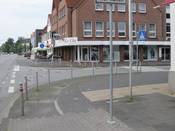 Bild 3: Weit abgesetzt und verschwenkt, am Zebrastreifen haben Radfahrer keinen Vorrang Bild 3: Weit abgesetzt und verschwenkt, am Zebrastreifen haben Radfahrer keinen Vorrang