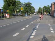 Bild 10: In derselben Fahrtrichtung gibt es auf der anderen Seite einen benutzungspflichtigen Gehweg-Radweg.