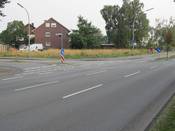 Bild 2: Rad fahrende müssen kurz vor dem Kreisverkehr auf die linke Straßenseite wechseln. Bild 2: Rad fahrende müssen kurz vor dem Kreisverkehr auf die linke Straßenseite wechseln.