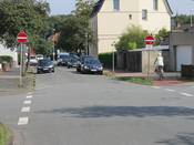 Bild 5: Die Verkehrszeichen auf den beiden Fahrbahnseiten widersprechen sich. Es könnte der Eindruck entstehen, dass der rechte Geh-/Radweg zu benutzen ist.