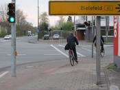 Bild 3: Geradeaus fahrende Radfahrer werden gezwungen, rechts neben den Rechtabbiegern zu fahren.