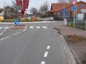 Bild 1: Westerwieher Straße Fahrtrichtung Westerwiehe: Im Verlauf vorher ist ein Schutzstreifen auf der Fahrbahn markiert.