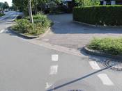 Bild 2: Der Gehweg hinter der Einmündung ist nicht für den Radverkehr freigegeben. Bild 2: Der Gehweg hinter der Einmündung ist nicht für den Radverkehr freigegeben.