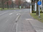 Bild 1: Kurz vor der Kreuzung müssen Radfahrer auf den Gehweg wechseln Bild 1: Kurz vor der Kreuzung müssen Radfahrer auf den Gehweg wechseln