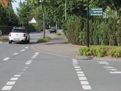 Bild 6: Hinter der Einmündung der Sankt-Anna-Straße gibt es einen reinen Gehweg. Die Furtmarkierung ist unzulässig ... Bild 6: Hinter der Einmündung der Sankt-Anna-Straße gibt es einen reinen Gehweg. Die Furtmarkierung ist unzulässig ...