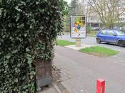 Bild 3: Auch wenn das Vorderrad schon auf dem Rad- Gehweg steht, ist die Sicht unzureichend Bild 3: Auch wenn das Vorderrad schon auf dem Rad- Gehweg steht, ist die Sicht unzureichend