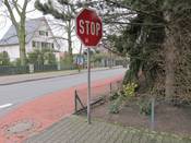 Bild 1: Der in Gegenrichtung freigegebene Rad- Gehweg ist nicht weit genug einsehbar