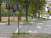 Bild 3, Fahrtrichtung stadteinwärts: Vor der Baustelle müssen Radfahrer den linken Geh-/ Radweg benutzen und dürfen hier nicht auf die rechte Straßenseite wechseln. Bild 3, Fahrtrichtung stadteinwärts: Vor der Baustelle müssen Radfahrer den linken Geh-/ Radweg benutzen und dürfen hier nicht auf die rechte Straßenseite wechseln.