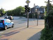 Bild 6: Hinter der Kreuzung sollte der Radfahrstreifen weitergeführt werden Bild 6: Hinter der Kreuzung sollte der Radfahrstreifen weitergeführt werden