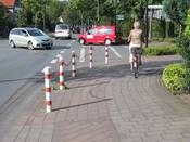Bild 5: An der Einmündung der Sankt-Anna-Straße endet der Geh-/ Radweg. Geradeaus fahrende Radfahrer werden durch Absperrpfosten und -Ketten behindert. Bild 5: An der Einmündung der Sankt-Anna-Straße endet der Geh-/ Radweg. Geradeaus fahrende Radfahrer werden durch Absperrpfosten und -Ketten behindert.
