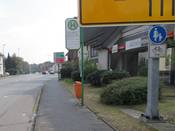 Bild 4: Bisher war der Gehweg mittels Z 239 iVm ZZ 1022-10 für den Radverkehr freigegeben. Bild 4: Bisher war der Gehweg mittels Z 239 iVm ZZ 1022-10 für den Radverkehr freigegeben.