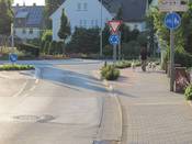 Bild 1: Radfahrende müssen hier von der Fahrbahn auf den Radweg wechseln.