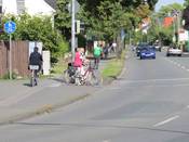 Bild 8: Ab der Einmündung der Neuenkirchener Straße ist der Geh-/ Radweg auch linksseitig benutzungspflichtig. Bild 8: Ab der Einmündung der Neuenkirchener Straße ist der Geh-/ Radweg auch linksseitig benutzungspflichtig.