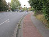 Bild 3: Radfahrer sollen daran gehindert werden, sich auf der Fahrbahn einzuordnen. Der Radweg zwingt dazu, ein Stück nach rechts abzubiegen.