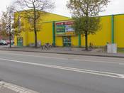 Bild 1: Zwar befindet sich in Höhe der Ampel eine Auffahrt auf den Bordstein, jedoch müssten Radfahrer von dort zurück zum Parkplatz schieben Bild 1: Zwar befindet sich in Höhe der Ampel eine Auffahrt auf den Bordstein, jedoch müssten Radfahrer von dort zurück zum Parkplatz schieben